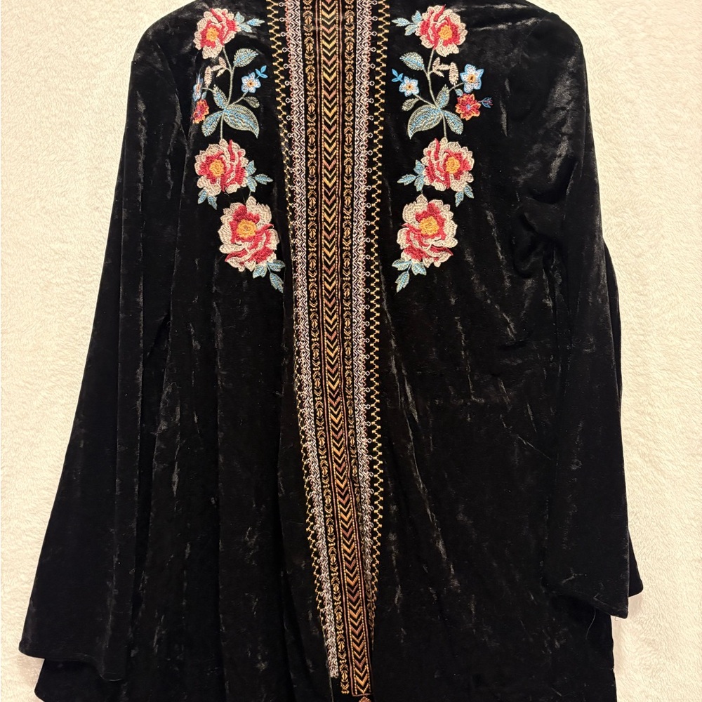 ANDREE BY UNIT Black and Gold Embroidered Kimono